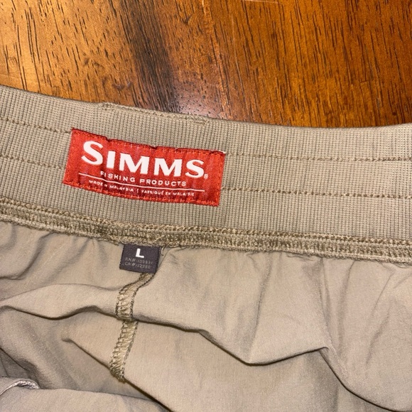 Simms Men's Light tan men’s fishing Shorts size large never worn - Picture 3 of 3